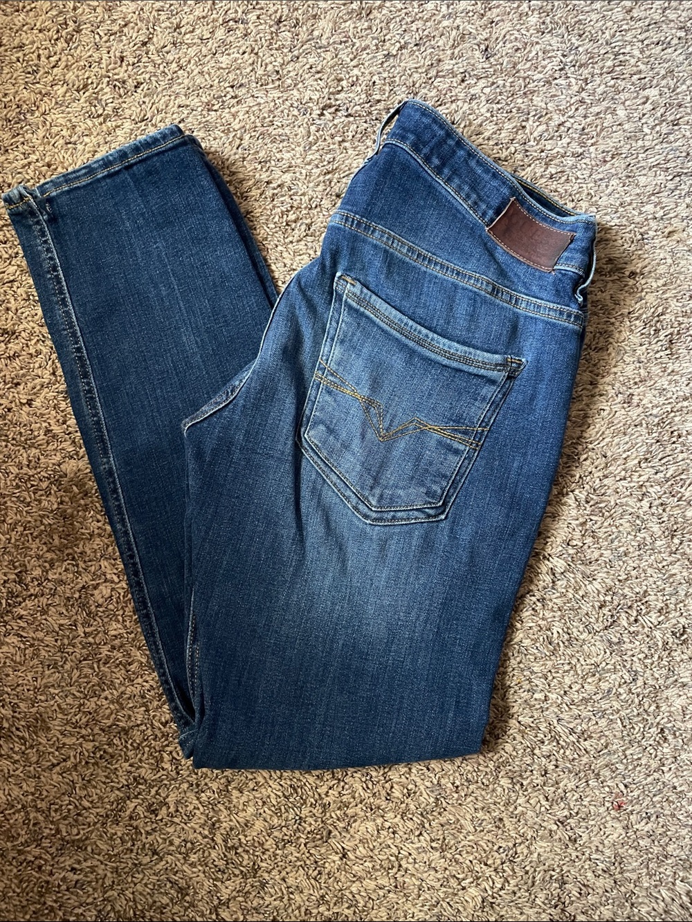 Guess Men's Skinny Jeans in Medium Blue Stretch Denim